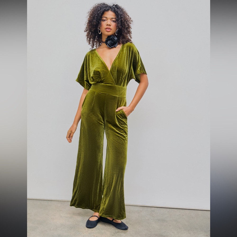 Velvet V-neck‎ Solid Ruffle Jumpsuit from Cider Size XXS